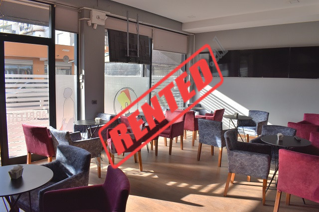 Dyqan me qira ne rrugen Xhanfize Keko ne zonen e Xhamllikut ne Tirane.
Ambienti eshte i &nbsp;organ